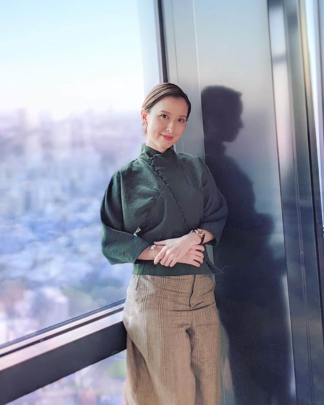 前田紀至子のインスタグラム：「絶景の東京タワー展望デッキで行われたショパールのハッピースポーツ発表会。その可憐で華やかなビジュアルとは裏腹に自動巻（しかも自社ムーブメント！）と聞き、俄然気になっています。  無垢で30mmのケースサイズで革ベルト、今もっとも欲しいイメージに近いかも。マオカラーのブラウスは @teloplan_official 、ワイドパンツは @celine 、最近はもっぱらグリーンやブラウンが気になっています。 ジュエリーは時計と共に総て @chopard です。  #ChopardHappyDiamonds#ChopardHappySport#WhatMakesMeHappy#teloplan#celine#tokyotower#東京タワー」