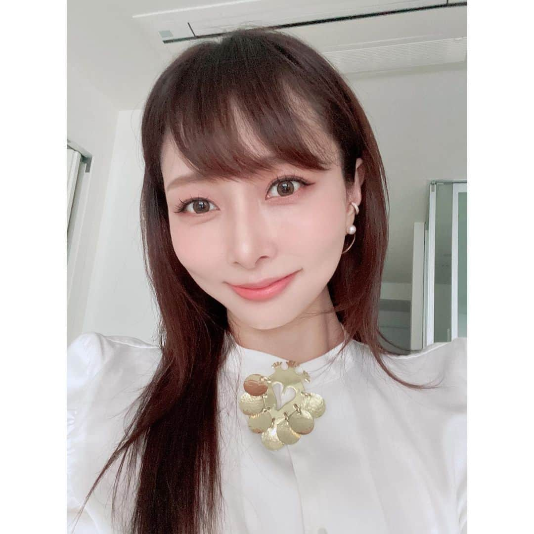 石井美保さんのインスタグラム写真 - (石井美保Instagram)「本日20時からLIVE配信です。福田彩乃ちゃんにまたお会いできるから楽しみ💗 今からヘアセットしてもらいます。  今日のメイク  アイシャドウは情報解禁前の @celvoke.jp コフレのものですが、ピンクがめちゃくちゃ可愛くて本日おろしました。写真撮ったので改めて載せますね。 リップはボビイブラウン× @ullajohnson の限定のクラッシュドリップカラーのルルという色。 チークは @snidelbeauty のアクアジェムグロウ０６番。  ファンデと下地は.  @bobbibrownjapan のインテンシブ セラム ファンデーションとインテンシブ スキン セラム ラディアンス プライマーでした。」9月27日 17時46分 - miho_ishii