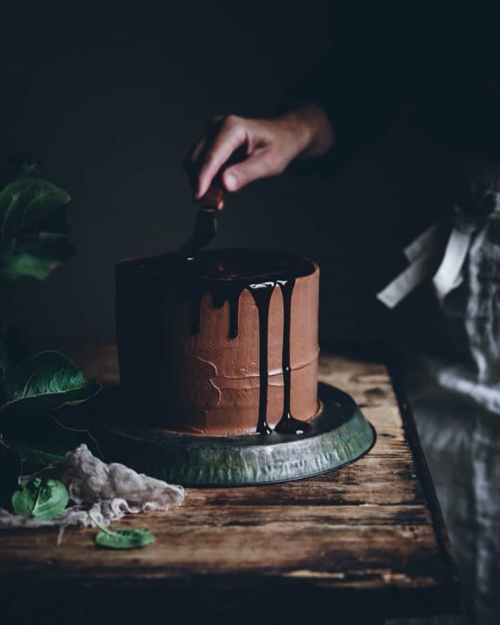 Linda Lomelinoのインスタグラム：「Today is my birthday! 🍸🎂 I used to hate my birthday, it was one of my least favorite days of the whole year. Now I don’t anymore, because I started doing things I actually want to do on my birthday instead of trying to please everyone else (which means, no cake, even though I love to eat cake I don’t always love to make cake!). Can you relate, or have you always loved your birthday?」