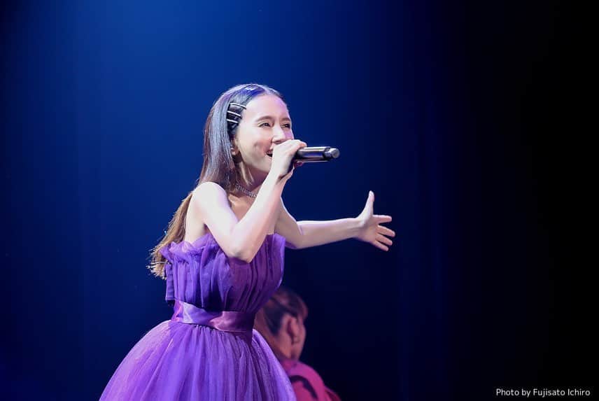 May J.さんのインスタグラム写真 - (May J.Instagram)「“May J. 15th Anniversary Tour 2021 -Euphoria-“ 無事に全3公演終えることができました！  大阪、名古屋、そして東京のみんな、大変な状況の中来てくれて本当にありがとうございました！ 初期R&B時代の楽曲を含めたオリジナルやカヴァーソング、そして新しいDarkPOPまで、15周年ツアーならではの盛り沢山なセットリストになりました。 常に色んなスタイルに挑戦し変化し続けてきたからこそ、どのフェーズもMay J.にとって欠かせない大切なもの。 今回のセットリスト、みんなに喜んでもらえていたら嬉しいです！  フルバンドで２時間以上歌うツアーライブは約2年ぶりでした。 コロナ禍でライブで歌う機会が劇的に少なくなってから声もメンタルもすごく弱くなっていて、実はずっと悩んでいました。 今まではライブをたくさんやることで自信を積み上げていましたが、その場所さえなくなってしまったことで今まで当たり前のようにできていたことも、「あれ、私ちゃんと歌えるかな？...」と急に不安になってしまう自分がいました。 その不安を最近のライブでは少しずつ払拭しつつ、今回のツアーに向けて声も身体もメンタルも鍛え万全な状態でツアーファイナルを迎えることができました！  会場にいるみんなのマスク越しの笑顔、そしてみんなの想い、すごく伝わってきました。 みんなの支えがあってこそ、私は世界一大好きなステージという場所で歌い続けることができます。 本当に本当にありがとう。 みんなも何か辛いことがあったら、このツアーで一緒に過ごした時間を思い出して少しでも笑顔になってもらえたら嬉しいです。  今回は3公演だけだったので本当にあっという間でした... でも！次回は12月の全国ジャズツアーが6公演あるので、今度はジャズライブでみんなに会えるのを楽しみにしています！ ファンクラブ先行チケットの受付は明日までなので是非お早めに！ https://mayj15th.nwp.co.jp/14jazz  そして、10月30日(土)19:00〜はオンラインFCイベント[May J. Family Tree Vol.10 〜Online Halloween Party〜]を開催します🎃🖤 せっかくなので何か仮装しようかなぁ？ 何かいいのがあったら教えてね👻 事前にお届けするスペシャルBOXには、セロリご飯も入ってるよ〜🍛 お楽しみに！ https://mayj.fc.avex.jp/content/detail/?cid=1001684  #EuphoriaTourFinal #MayJ」9月27日 18時36分 - mayjamileh