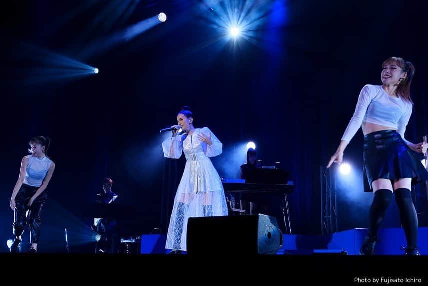 May J.さんのインスタグラム写真 - (May J.Instagram)「“May J. 15th Anniversary Tour 2021 -Euphoria-“ 無事に全3公演終えることができました！  大阪、名古屋、そして東京のみんな、大変な状況の中来てくれて本当にありがとうございました！ 初期R&B時代の楽曲を含めたオリジナルやカヴァーソング、そして新しいDarkPOPまで、15周年ツアーならではの盛り沢山なセットリストになりました。 常に色んなスタイルに挑戦し変化し続けてきたからこそ、どのフェーズもMay J.にとって欠かせない大切なもの。 今回のセットリスト、みんなに喜んでもらえていたら嬉しいです！  フルバンドで２時間以上歌うツアーライブは約2年ぶりでした。 コロナ禍でライブで歌う機会が劇的に少なくなってから声もメンタルもすごく弱くなっていて、実はずっと悩んでいました。 今まではライブをたくさんやることで自信を積み上げていましたが、その場所さえなくなってしまったことで今まで当たり前のようにできていたことも、「あれ、私ちゃんと歌えるかな？...」と急に不安になってしまう自分がいました。 その不安を最近のライブでは少しずつ払拭しつつ、今回のツアーに向けて声も身体もメンタルも鍛え万全な状態でツアーファイナルを迎えることができました！  会場にいるみんなのマスク越しの笑顔、そしてみんなの想い、すごく伝わってきました。 みんなの支えがあってこそ、私は世界一大好きなステージという場所で歌い続けることができます。 本当に本当にありがとう。 みんなも何か辛いことがあったら、このツアーで一緒に過ごした時間を思い出して少しでも笑顔になってもらえたら嬉しいです。  今回は3公演だけだったので本当にあっという間でした... でも！次回は12月の全国ジャズツアーが6公演あるので、今度はジャズライブでみんなに会えるのを楽しみにしています！ ファンクラブ先行チケットの受付は明日までなので是非お早めに！ https://mayj15th.nwp.co.jp/14jazz  そして、10月30日(土)19:00〜はオンラインFCイベント[May J. Family Tree Vol.10 〜Online Halloween Party〜]を開催します🎃🖤 せっかくなので何か仮装しようかなぁ？ 何かいいのがあったら教えてね👻 事前にお届けするスペシャルBOXには、セロリご飯も入ってるよ〜🍛 お楽しみに！ https://mayj.fc.avex.jp/content/detail/?cid=1001684  #EuphoriaTourFinal #MayJ」9月27日 18時36分 - mayjamileh