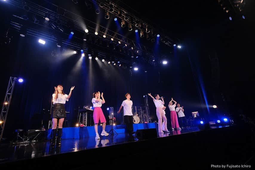 May J.さんのインスタグラム写真 - (May J.Instagram)「“May J. 15th Anniversary Tour 2021 -Euphoria-“ 無事に全3公演終えることができました！  大阪、名古屋、そして東京のみんな、大変な状況の中来てくれて本当にありがとうございました！ 初期R&B時代の楽曲を含めたオリジナルやカヴァーソング、そして新しいDarkPOPまで、15周年ツアーならではの盛り沢山なセットリストになりました。 常に色んなスタイルに挑戦し変化し続けてきたからこそ、どのフェーズもMay J.にとって欠かせない大切なもの。 今回のセットリスト、みんなに喜んでもらえていたら嬉しいです！  フルバンドで２時間以上歌うツアーライブは約2年ぶりでした。 コロナ禍でライブで歌う機会が劇的に少なくなってから声もメンタルもすごく弱くなっていて、実はずっと悩んでいました。 今まではライブをたくさんやることで自信を積み上げていましたが、その場所さえなくなってしまったことで今まで当たり前のようにできていたことも、「あれ、私ちゃんと歌えるかな？...」と急に不安になってしまう自分がいました。 その不安を最近のライブでは少しずつ払拭しつつ、今回のツアーに向けて声も身体もメンタルも鍛え万全な状態でツアーファイナルを迎えることができました！  会場にいるみんなのマスク越しの笑顔、そしてみんなの想い、すごく伝わってきました。 みんなの支えがあってこそ、私は世界一大好きなステージという場所で歌い続けることができます。 本当に本当にありがとう。 みんなも何か辛いことがあったら、このツアーで一緒に過ごした時間を思い出して少しでも笑顔になってもらえたら嬉しいです。  今回は3公演だけだったので本当にあっという間でした... でも！次回は12月の全国ジャズツアーが6公演あるので、今度はジャズライブでみんなに会えるのを楽しみにしています！ ファンクラブ先行チケットの受付は明日までなので是非お早めに！ https://mayj15th.nwp.co.jp/14jazz  そして、10月30日(土)19:00〜はオンラインFCイベント[May J. Family Tree Vol.10 〜Online Halloween Party〜]を開催します🎃🖤 せっかくなので何か仮装しようかなぁ？ 何かいいのがあったら教えてね👻 事前にお届けするスペシャルBOXには、セロリご飯も入ってるよ〜🍛 お楽しみに！ https://mayj.fc.avex.jp/content/detail/?cid=1001684  #EuphoriaTourFinal #MayJ」9月27日 18時36分 - mayjamileh
