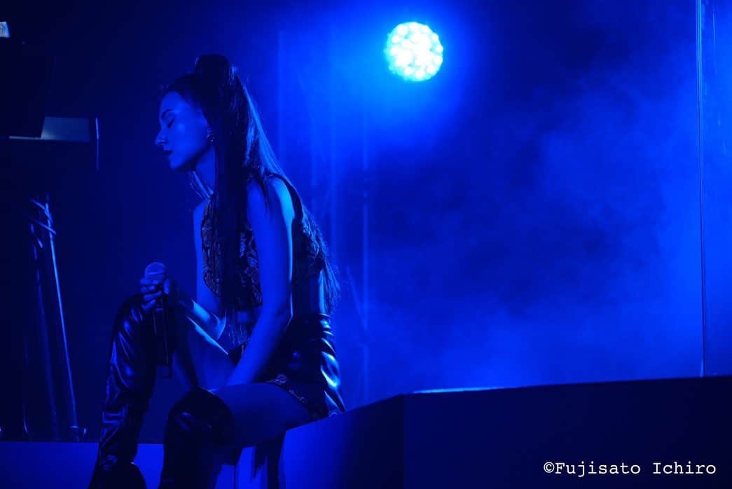 May J.さんのインスタグラム写真 - (May J.Instagram)「“May J. 15th Anniversary Tour 2021 -Euphoria-“ 無事に全3公演終えることができました！  大阪、名古屋、そして東京のみんな、大変な状況の中来てくれて本当にありがとうございました！ 初期R&B時代の楽曲を含めたオリジナルやカヴァーソング、そして新しいDarkPOPまで、15周年ツアーならではの盛り沢山なセットリストになりました。 常に色んなスタイルに挑戦し変化し続けてきたからこそ、どのフェーズもMay J.にとって欠かせない大切なもの。 今回のセットリスト、みんなに喜んでもらえていたら嬉しいです！  フルバンドで２時間以上歌うツアーライブは約2年ぶりでした。 コロナ禍でライブで歌う機会が劇的に少なくなってから声もメンタルもすごく弱くなっていて、実はずっと悩んでいました。 今まではライブをたくさんやることで自信を積み上げていましたが、その場所さえなくなってしまったことで今まで当たり前のようにできていたことも、「あれ、私ちゃんと歌えるかな？...」と急に不安になってしまう自分がいました。 その不安を最近のライブでは少しずつ払拭しつつ、今回のツアーに向けて声も身体もメンタルも鍛え万全な状態でツアーファイナルを迎えることができました！  会場にいるみんなのマスク越しの笑顔、そしてみんなの想い、すごく伝わってきました。 みんなの支えがあってこそ、私は世界一大好きなステージという場所で歌い続けることができます。 本当に本当にありがとう。 みんなも何か辛いことがあったら、このツアーで一緒に過ごした時間を思い出して少しでも笑顔になってもらえたら嬉しいです。  今回は3公演だけだったので本当にあっという間でした... でも！次回は12月の全国ジャズツアーが6公演あるので、今度はジャズライブでみんなに会えるのを楽しみにしています！ ファンクラブ先行チケットの受付は明日までなので是非お早めに！ https://mayj15th.nwp.co.jp/14jazz  そして、10月30日(土)19:00〜はオンラインFCイベント[May J. Family Tree Vol.10 〜Online Halloween Party〜]を開催します🎃🖤 せっかくなので何か仮装しようかなぁ？ 何かいいのがあったら教えてね👻 事前にお届けするスペシャルBOXには、セロリご飯も入ってるよ〜🍛 お楽しみに！ https://mayj.fc.avex.jp/content/detail/?cid=1001684  #EuphoriaTourFinal #MayJ」9月27日 18時36分 - mayjamileh