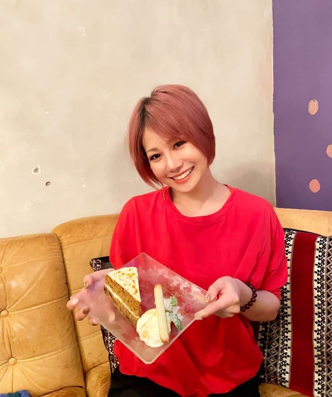 蜷川べにのインスタグラム：「. ⁡ スイーツが筋肉疲労にきくぅー。 て事でカフェMTG(´・ω・｀) ⁡ ⁡ #蜷川べに  #蜷川べにチャンネル  #和楽器バンド  #カフェタイム  #pleasesubscribe  #津軽三味線  #youtubechannel  #benininagawa  #wagakkiband」
