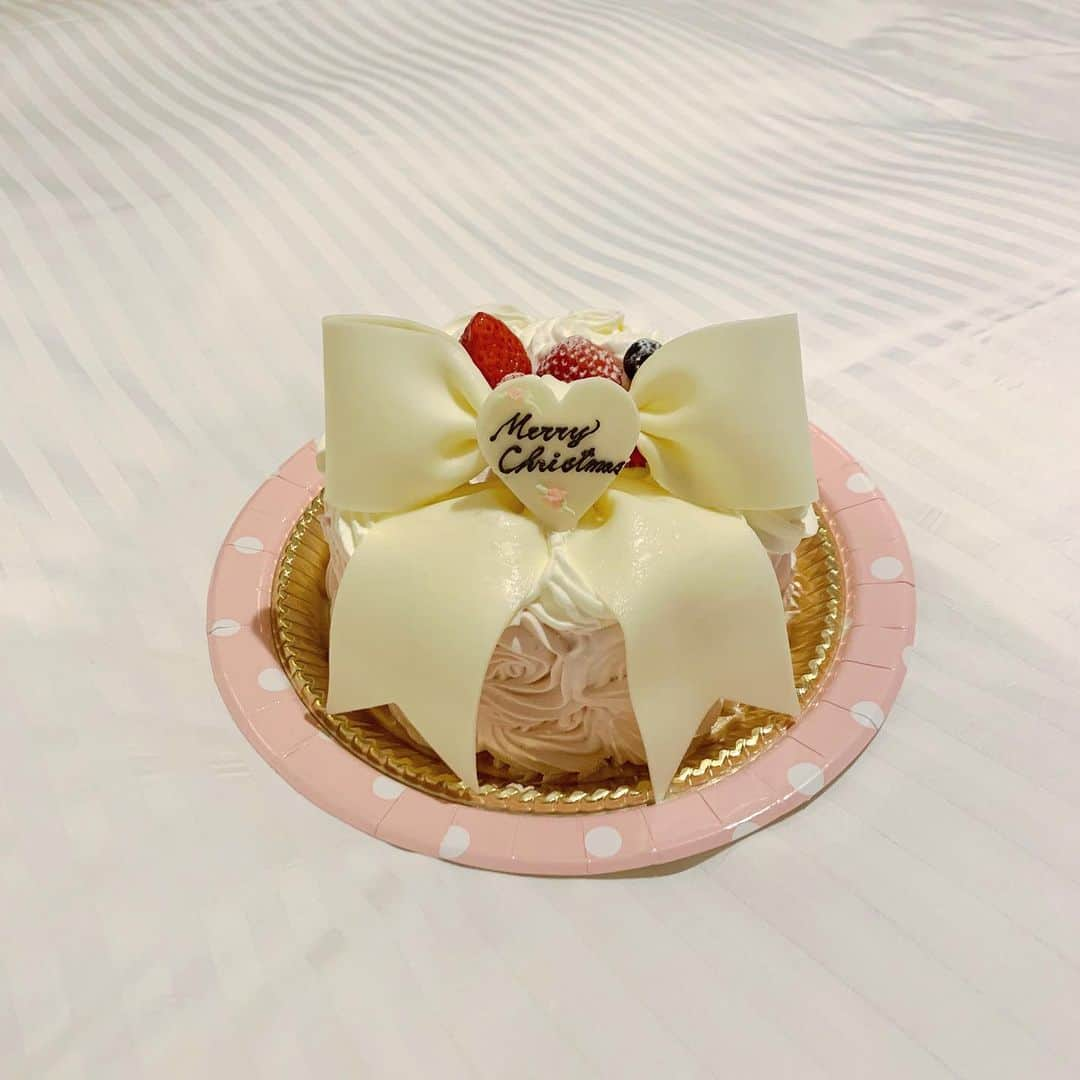 細沼紗花さんのインスタグラム写真 - (細沼紗花Instagram)「.  去年食べたChristmas cake🤎 大きいリボンのホワイトチョコが キュートすぎて、、、 食べるの勿体なかった🥺 今年はどんなの食べようかなぁ🤤 秋冬は楽しみが沢山だ」9月27日 18時49分 - sayaka_hosonuma