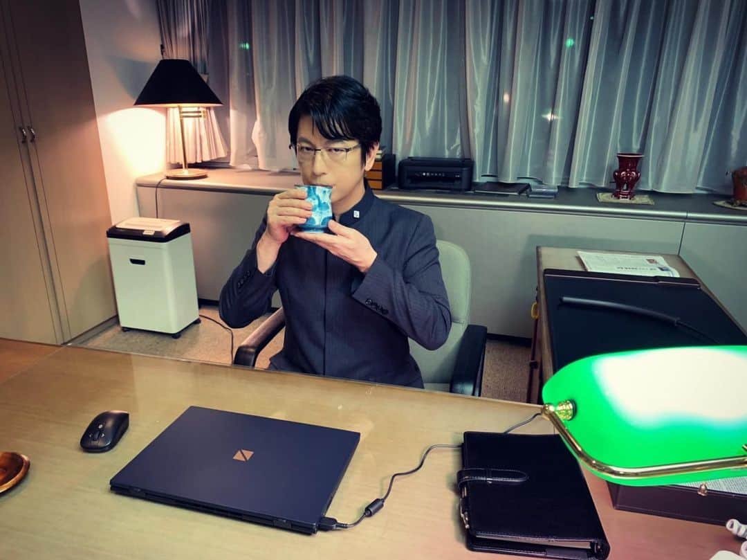 最愛のインスタグラム：「専務室で一服中の後藤さんを発見…👀‼︎ お茶を飲んでいるだけなのに、怪しさ漂ってますね。。。  そんな後藤役の及川さんは、いつも明るく現場にいらっしゃって、スタッフも元気をいただいてます😆✨ #tbs #最愛ドラマ #さいあい #10月15日 #不気味ッチー #及川光博」