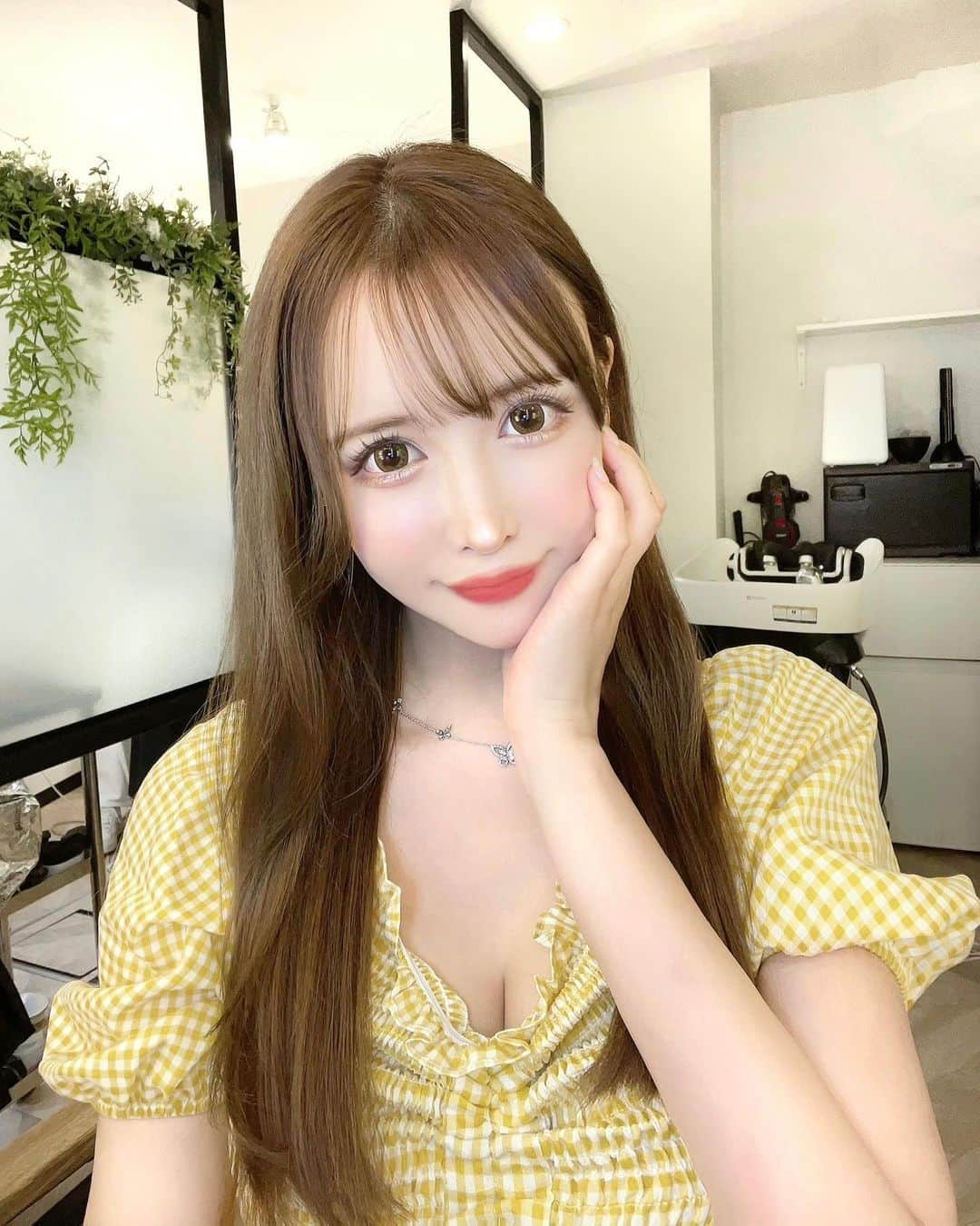 蘭子のインスタグラム：「私の髪の治安はいつも 【 @rrsalon_ 】に守られています💓 . 水素×ヒト幹細胞×シリカでツヤツヤ❤️ やみつきです😍 . ( @rrs_jun )いつもありがとうございます🥺✨ . トップスは @miia_official 💄 . . . . . #外苑前#表参道#ヘアサロン #美容院 #ヘアモデル#サロモ#サロモ撮影#写真好きな人と繋がりたい#写真で伝えたい私の世界#写真部#写真が好きな人と繋がりたい#カメラ女子#カメラ好きな人と繋がりたい#カメラのある生活#カメラ好き#カメラ部 #ミネコラ  #ヘアカラー #髪質改善トリートメント#miia」