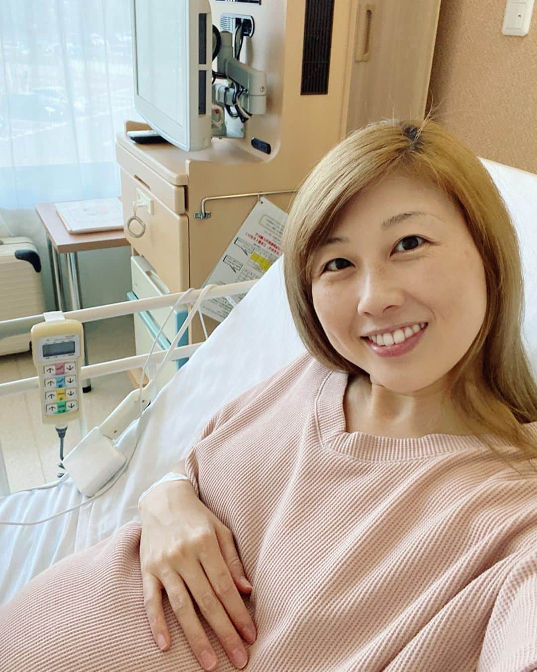 吉田ちかのインスタグラム：「Hey guys! Thank you so much for all of your loving messages yesterday! I’m missing my family, but doing well!   Taking this time to think about the baby’s name (yeah, hadn’t done that yet), shop for baby stuff on Amazon, and catch up on some Netflix dramas! lol Not gonna get me-time like this once the baby is born so I’m gonna enjoy it!!   皆さん、昨日の投稿と動画に沢山の応援コメントとメッセージありがとうございました💕家族に会えないのは寂しいですが、元気です！  この時間を使ってベビーの名前をじっくり考えたり(はい、まだ決まってません😅) 、Amazonをポチポチしたりw、なかなか見れなかったNetflixのドラマを見ながら過ごしています！  ベビーが生まれたらなかなかこんな時間は取れないので、貴重なme-timeとして満喫しようと思います⭐️」