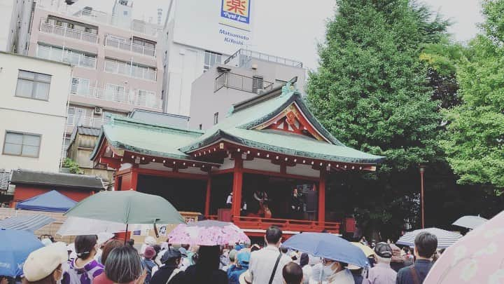 荒木巴のインスタグラム：「浅草東洋館様で3日間マジックさせていただきました。 ご覧いただいた皆様、ありがとうございました。 昨日は浅草神社の灯籠祭りが盛り上がってました。  #浅草  #浅草神社  #浅草フランス座演芸場東洋館  #東京ラプソディ  #浅草灯籠祭  #女性マジシャン  #荒木巴」