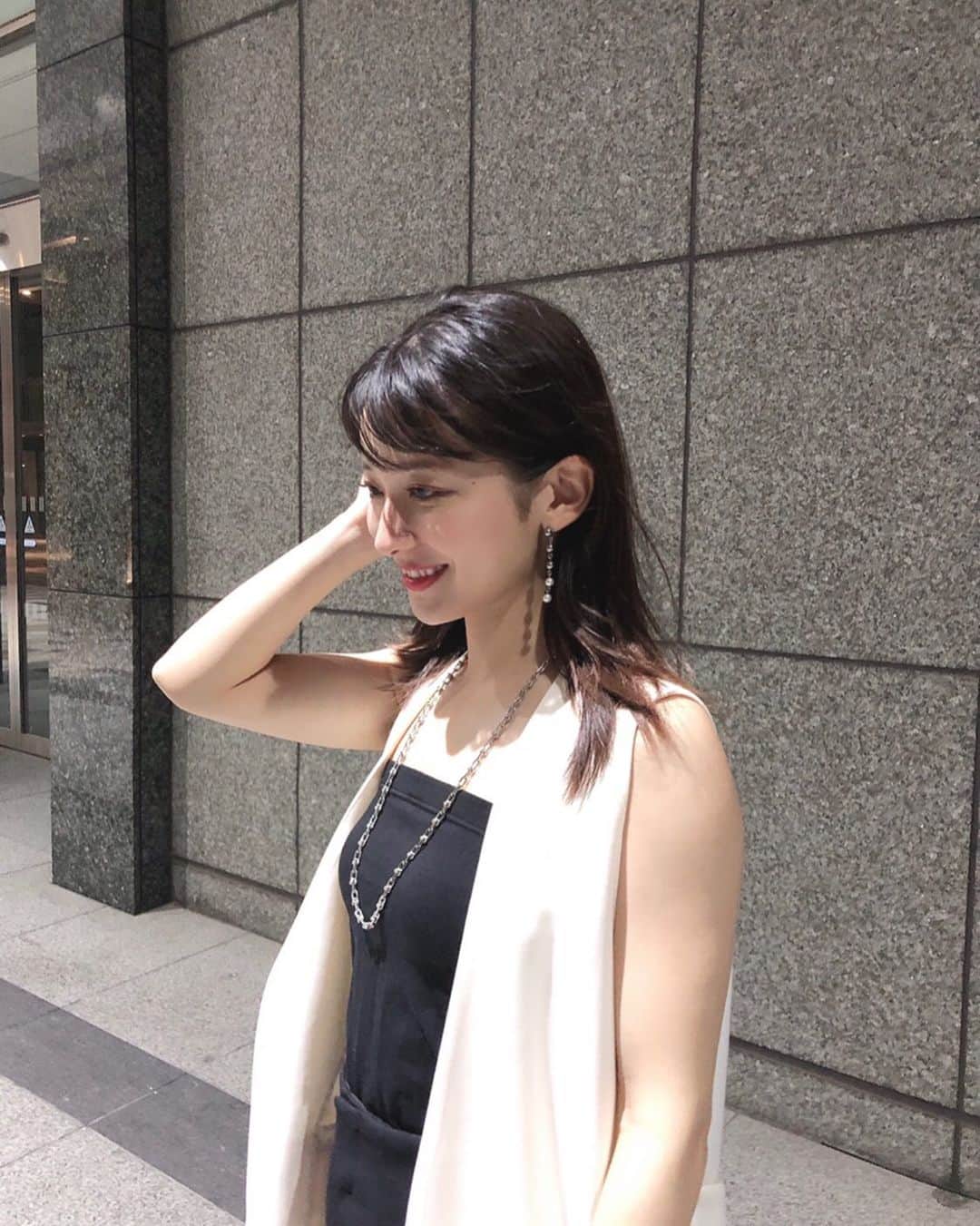 山本里菜さんのインスタグラム写真 - (山本里菜Instagram)「いつかの私服🤍🖤  #白黒コーデ #ジレ　#私服　#ootd #fashion #アクセサリー　#手作り　#手作りアクセサリー」9月27日 19時48分 - rinayamamoto_0622