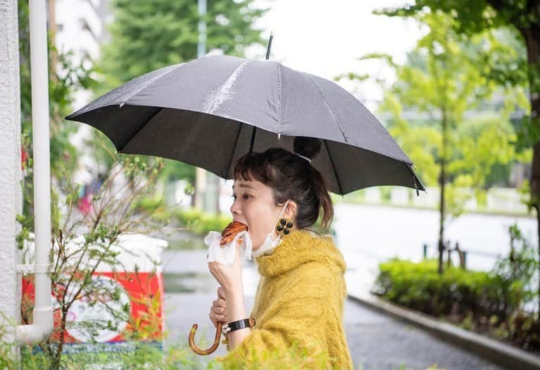 山野ゆりのインスタグラム：「テネラのパンの美味しさに一瞬追いついてない🍞🍞🌈  #雨の日もパン」