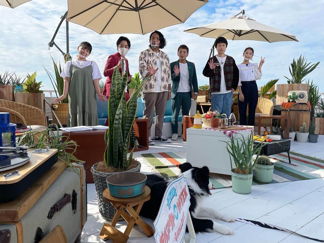 近藤千尋のインスタグラム：「今日は スロイジ生放送でした📺❤️ 見取り図さんとも沢山お話しできて 楽しかったなぁ😊✨ テスちゃん相変わらず可愛い…💕 お天気にも恵まれて さいこーなロケーションでした🏖✨✨ 終始浮かれていたのは私です😍笑 エクササイズは みんなで必死でやりました❤️笑  シロブラウス @seanewyork  デニムパンツ @lautashi  アクセサリー @lamie_lamie  シューズ @yelloshoes_official」