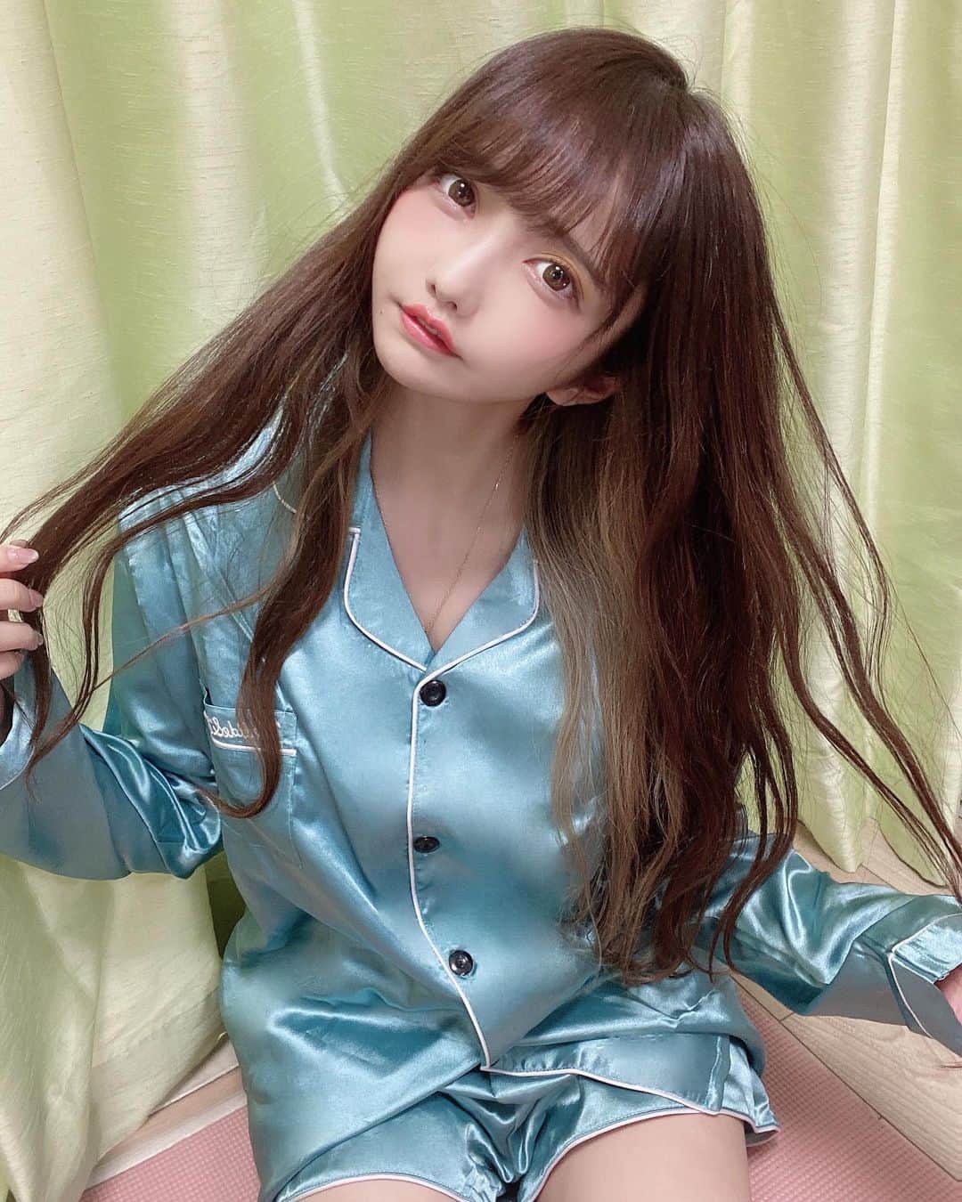 遠藤 玲奈 /endo renaのインスタグラム：「🦖🦕🦖🦕🦖🦕 もう寒くて悲しい🥲  光沢あるパジャマちゃん🌙 下はショート丈とロング丈両方セットだよ☻(3枚目) @2nd_fav  . #パジャマ #パジャマパーティー #アイマスク #ブルーグリーン#ルームウェア#ナイトウェア#部屋着#部屋着コーデ#パジャマコーデ」