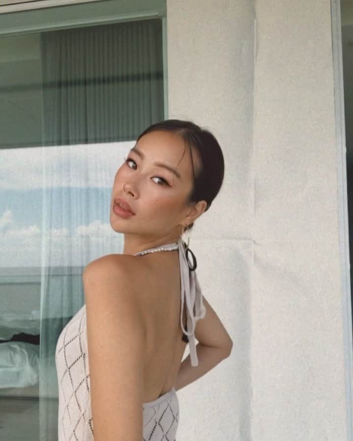 harunaのインスタグラム：「プール上がりで顔終わってたからフィルターもりもりですみませんww  水着の上から着れるamaterasのサマードレス🤍🤍 宮古島でも大活躍でした🥰 カジュアルでもドレスアップする時でも使えるからすきぃー💕 @amaterasjapan @reikoofficial」