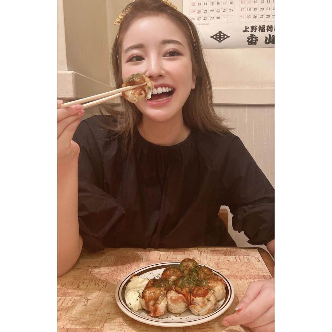 松木星良さんのインスタグラム写真 - (松木星良Instagram)「たこやきとかき氷は何歳になってもテンションをあげてくれるのお〜  #東京グルメ #unselfie #屋台メシ #たこやき #かき氷 #宇治ミルク #octopusvegetableball #ってかいてあった #命名かわいい #ちなみにわたしはたこいらないので #たこをはずしておくと #だれかが食べてくれる #しかしたこをはずしたらなんてよべばいいのか #なにやきなのか #かき氷は今年最後かしら #といいつつまだ秋きてないよね #そうだよね #起きたらおふとんひっぺがしてるもんね #このくらいの気温がいいねえ #タンクトップに革ジャン羽織れるくらいの気温 #なんてロックンロール #好きなものを食べられるのはしあわせだーね #プチダイエット明けでね #冬眠するんかなくらい食べられるね #クマァ」9月27日 21時08分 - seiraet