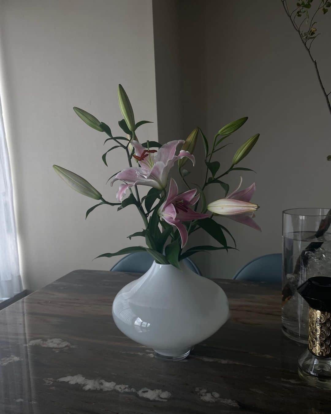 梯真奈美さんのインスタグラム写真 - (梯真奈美Instagram)「このフラワーベースに合うお花が難しくて、いつもなかなかしっくりこなかったからお花屋さんで店員さんに相談してこの子に。  うん！とっても素敵♡✨  それにしてもいい香りだなぁ、、、♡  #お花」9月27日 21時12分 - official_manami