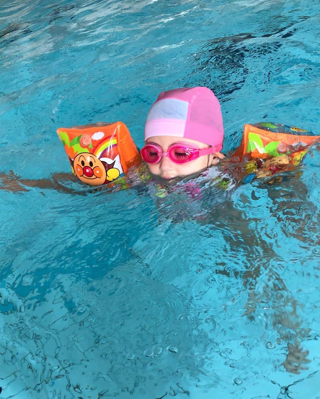 舟橋菜々さんのインスタグラム写真 - (舟橋菜々Instagram)「いつかの誰もいない貸切プール🏊‍♀️ 私がほぼカナヅチ(22mくらいが限界…)なもので、瑠花るか丸は泳げるようになってほしいなぁ😅 ピンクのゴーグルのせいか、なんとなくポケモンのフライゴンっぽい💡 #pool#swimming#pokemon#flygon#kid#happy#smile#cute#love#プール#水泳#ポケモン#フライゴン#子供#育児#子育て#親バカ部#ベビフル#ママリ」9月27日 21時22分 - wombatnana
