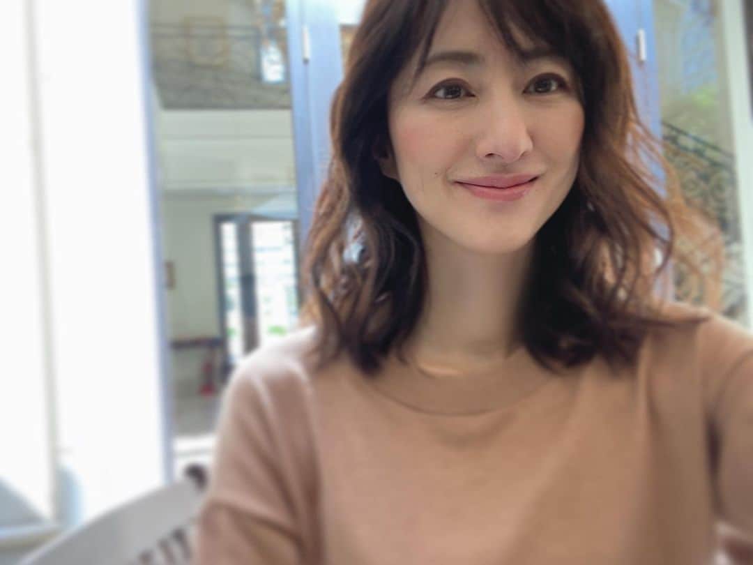 前田ゆかのインスタグラム：「集合時間より早々目が覚めてホテルの部屋から見た朝日。  刻一刻と変化して朝の始まりがいつもと違う特別な瞬間、  昇る太陽からパワーをもらえ 早起きをしたご褒美をいただいた気持ちになりました。  朝のしあわせ…♬  #ロケ #shooting #神戸 #kobe  #今に目を向けて #自然が織りなす世界」