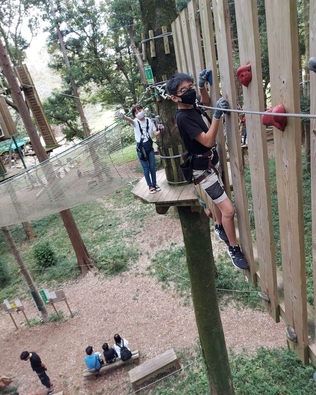 佐藤純さんのインスタグラム写真 - (佐藤純Instagram)「週末は森の中でアスレチック🌳  またまたナオちゃん親子と行ってきました🚙 @nao_nao310  私達3人は、アドベンチャーコースへ。  私…割りと運動神経&体力には自信があるほうですが…想像以上にハードで、腕がちぎれるかと思った💦  よく、娘もついてこれたな！と感心感心✨  終わったら、謎の打撲に足がジンジン💦  めちゃめちゃデカイ痣ができとるー😱。。。  楽しすぎて、終わるまで気がつきませんでした🤣(笑)  #フォレストアドベンチャー千葉 #フォレストアドベンチャー #アスレチック #親子 #兄妹 #ママ #ママモデル #モデル #mama #mamamodel #model」9月27日 21時26分 - junsatoidea