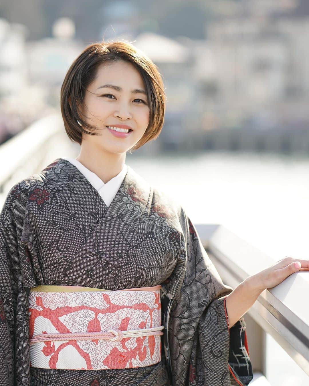 のインスタグラム：「おはよー  そういえば最近 おはよー投稿しなくなってました🤭 毎朝の習慣だったのに。  ということで再開してみました。  #大島紬 #着物 #訪問着 #和服 #鹿児島伝統工芸」