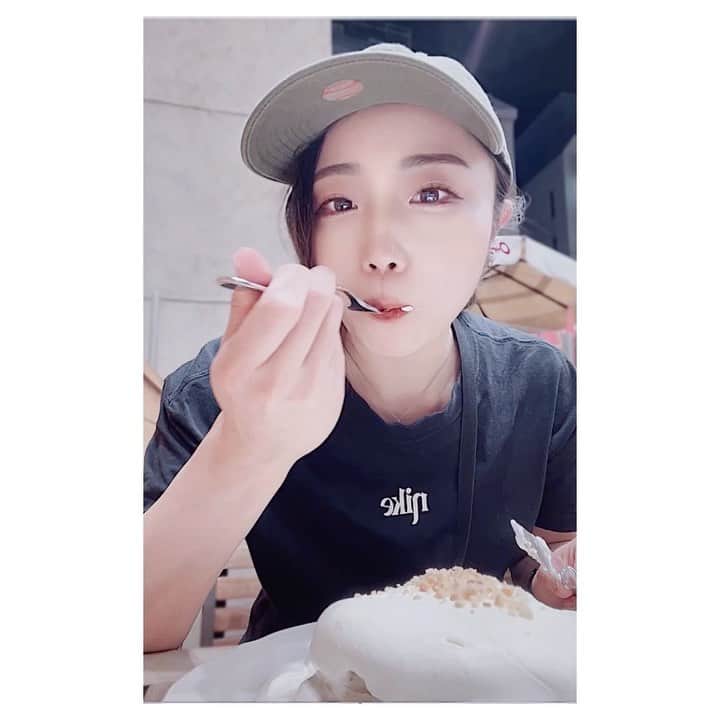 のインスタグラム：「おはようございます☀️😆🧡  今日はいつもよりスタートが1時間遅いのでゆっくり朝の準備ができます😌✨  昨日はお休みだったので 昼からトレーニングに行って ネイルサロンに行って 帰りにパンケーキを食べました🥞🥞🥞♥️  最近ふわふわ系のパンケーキが多いですが 私は薄くてモッチり系の方が好きです💓🥰  シンプルなマカダミアナッツパンケーキを頼んだのですが 4枚も重なっていて想像以上のボリュームにビックリしました😆💦💦  食べてる時が幸せすぎて 来月からちゃんと減量できるか心配です😣💦  #training#fitness#fit#body#workout#筋トレ女子#筋肉女子#トレーニング#ジム女子#フィットネス#フィットネス女子#体を動かすボディメイク� #エニタイム#セルフィー#筋肉は裏切らない#トレーニング好き#お尻#プリケツ女子 #自撮り#followme#パンケーキ#もぐもぐ#増量期#チートデイ#ローファット#ケトジェニック」