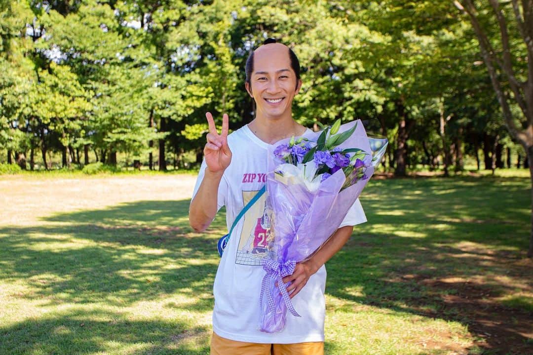 武士スタント逢坂くん！のインスタグラム：「#武士スタント逢坂くん！ 最終話今夜24:59〜放送🐙 ⁡ クランクアップ写真をお届け‼️ ⁡ 最後は単独初主演・逢坂総司郎を演じた #濵田崇裕 くん💜  座長お疲れ様でした✨ そして、ありがとう😊  コメントは番組公式ホームページから🌈  #濵田崇裕 #ジャニーズWEST #シンドラ #日テレ」