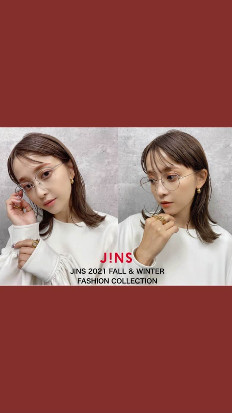 谷口翠彩のインスタグラム：「. 👓JINS 2021 FALL & WINTER FASHION COLLECTION 👓 【NUDE MODE】  JINSさんの今回秋冬の新作！ NUDE MODEシリーズがデビューするとのことで✨  メガネとマスクに似合う秋冬メイクを、 えりかちゃん @_wadaerika と一緒に ご紹介させて頂きました🪄👓❣️  新作のちょっぴりモードな👓 ミニマルでメタルが可愛いメガネに合わせて、  【ゴールドフレーム×グリーンカラーマスカラ】  【シルバーメタルメガネ×ピンクeye.eyebrow】  の2パターンで詳細させて頂いてます😊❣️  今回フレームの形が８種類も！😳 あったので いろいろつけてみました😹 メガネのフレームカラーに合わせて マスクの色も変えると可愛い。。✨  アイテム詳細は投稿に載せます🙆🏻‍♀️  ファッションに合わせて楽しめるメガネ✨ そんなメガネを楽しむようになった時代、 忘れがちなヘアとメイクのバランス🌿  メガネに合わせてより旬顔に！ ヘアとちょっとのメイクポイントを🪄  #jins#ジンズメガネ#メガネ女子#メガネコーデ #jins #pegtop #tapered #PR #jins_fashion」