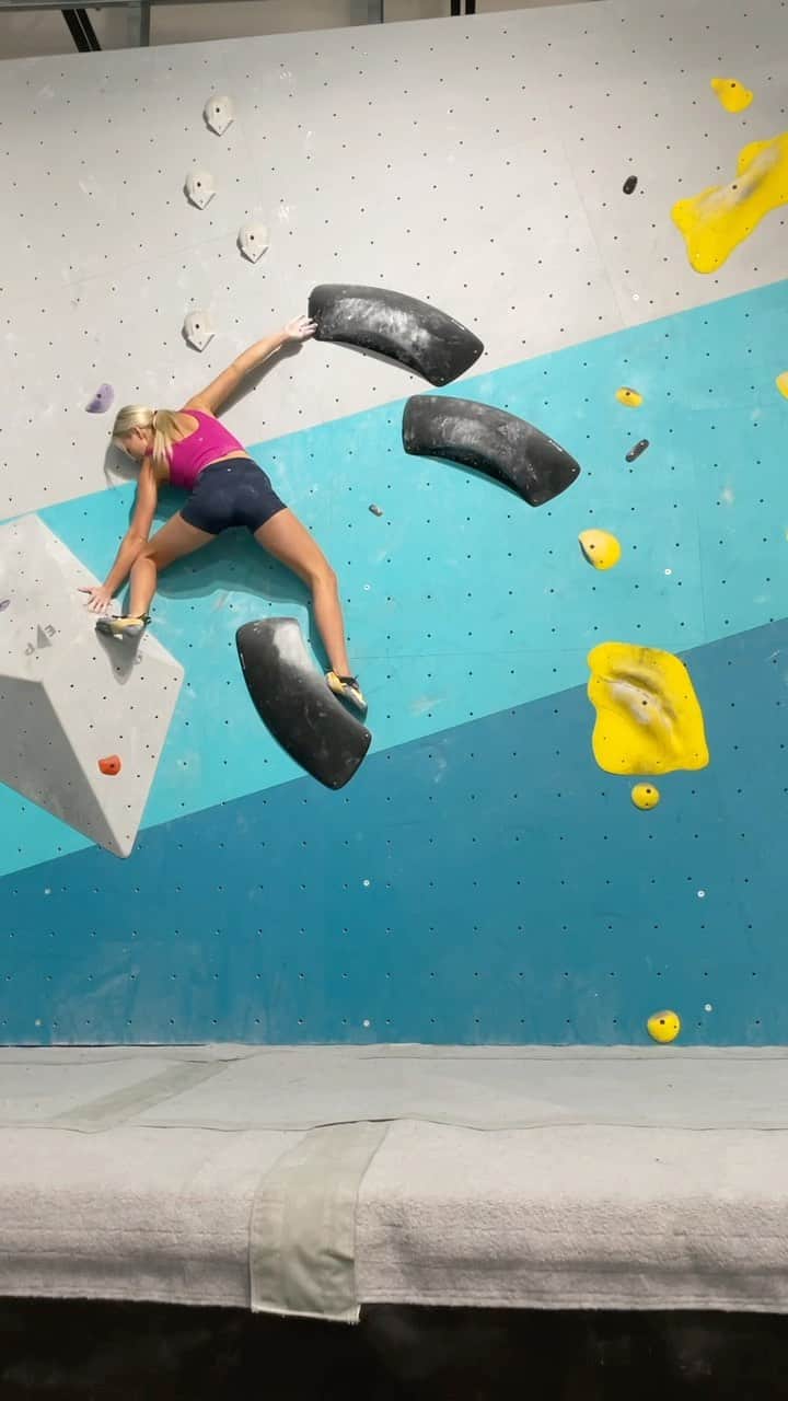 シエラ・ブレア・コイルのインスタグラム：「Because it always takes a looong time to climb slab 😂 @rock.solid.climbing」