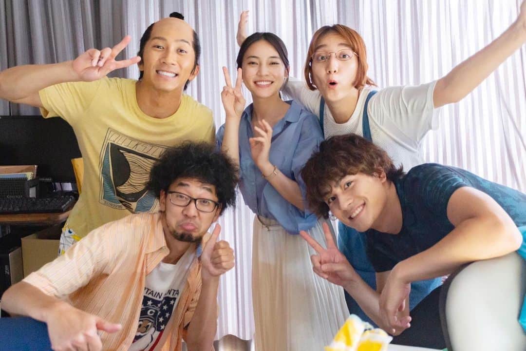 武士スタント逢坂くん！のインスタグラム：「最終話いかがでしたか🌈 ⁡ こんなにも愛されるドラマになったのは、応援してくれた視聴者のみなさまのおかげです❗️ ⁡ 最後までご視聴いただき、本当にありがとうございました✨ これからも #武士スタント逢坂くん を大好きでいてください🐙 ⁡ キャスト・スタッフ一同 ⁡ #ありがとう逢坂くん #濵田崇裕 #ジャニーズWEST #森本慎太郎 #SixTONES #久保田紗友 #長井短 #今井隆文 #髙嶋政宏 #シンドラ #日テレ」