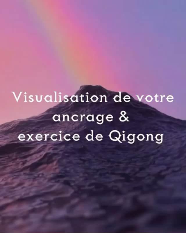 シグリッド・アグレンのインスタグラム：「Repost @sentaraholistic 🙏🏻✨  VISUALISATION DE VOTRE ANCRAGE . & EXERCICE DE QIGONG BY @sigridagren 🤍  En ce magnifique début de semaine @sigridagren vous propose un exercice pour votre bien être personnel.  L’ancrage est une notion clé dans le Qigong. L’ancrage nous permet de nous recentrer, de nous reconnecter à notre corps physique pour apaiser les maux qui souvent découlent d’un trop plein d’activité mentale comme le stress et l’anxiété.  Lorsque l’on est bien ancré, on ressent immédiatement beaucoup plus de calme, de stabilité ( physique mais aussi mentale ), de force et l’on est mieux capable de gérer les aléas de la vie - comme à l’image d’un arbre qui résistera mieux à une tempête si il est bien enraciné.  La visualisation permet de se concentrer pour ressentir cette connexion à la Terre. On se connecte à son énergie pour en infuser tout notre corps et en particulier les centres énergétiques majeurs, appelés dantian en médecine chinoise : la dantian inférieur ( chakra sacré ) le dantian moyen ( chakra du coeur ) le dantian supérieur ( chakra du 3ème oeil ). . . #sentaraholistic #labeautéénergétique #sigridagren」