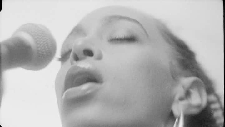 ソランジュのインスタグラム：「🖤 @Moncler Mondogenius • @Khalik_Allah • @VeronicaLeoni 🖤           Music Composer & Score: Solange Knowles (@solangeknowles)           Director: Khalik Allah (@khalik_allah)         Executive Producer for Saint Heron Films & Beyond 8 Productions: Brittney Escovedo (@brittneyescovedo) Editor: Khalik Allan, Wayn O'Hara Reid (@theecurrent), Solange Knowles  Recording Engineer and Mixer: Blue Spruce (@mixedbyblue) Styling Director: Kyle Luu (@kyleluu) Make-Up Lead: Miguel Ramos (@mmiiggss) Hair Lead: Jawara Wauchope (@jawaraw) Nails: Sunshine Outing (@pipbuzzz)  Dancer: Jasmine Hearn (@jazzlynne) Background Vocals: Ashley Edwards (@iamjustash) Background Vocals: Candace Cahoe (@candacecahoe) Bass: Endea Owens (@endeatheebassbae) Drums: Jharis Yokley (@jharisyokley) Piano: Reshard Baham (@baham_ent) Keys: Brian Hargrove (@b_theory) Trumpet: Adam Dewalt (@pandinero)         Tuba: Javan Carter (@navaj_music) Saxophone: Gregory Groover Jr. (@gregorygrooverjr) 🌹🌹🌹🌹🌹🌹🌹🌹🌹」