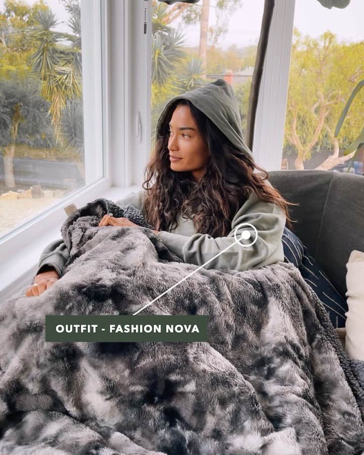 ケリー・ゲイルのインスタグラム：「Getting cozy with @fashionnova #fashionnova」