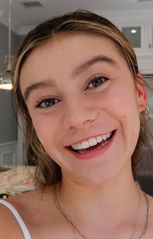 G・ハネリウスのインスタグラム：「This week I wanted to show you my favorite quick-and-easy, 5-minutes-or-less makeup look. For me, this is a great look that's light and natural and doesn't take up too much of your time. Let me know about your go-to's for quickie looks in the comments 💄💥👸」