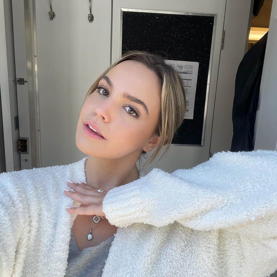 ベイリー・マディソンのインスタグラム：「Wishing you all A wonderful week from the PLL makeup trailer ❤️💋🪓」