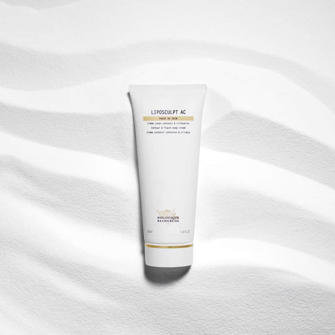 Biologique Recherche Russiaのインスタグラム：「Liposculpt AC - многофункциональный уход, который: ▪️ Уменьшает проявление целлюлита; ▪️Заметно улучшает силуэт; ▪️Укрепляет кожу.  Его липолитические и дренирующие активные ингредиенты помогают бороться с жировым целлюлитом (липолитическое действие) и водным (оказывает воздействие на микроциркуляцию). Таким образом, они способствуют удалению жировых отложений и воды, хранящейся в тканях.  В итоге наблюдается  потеря -1 см от окружности талии и 0,9 см от окружности бедер после 56 дней использования.  Кожа становится более гладкой, а тело более стройным.  #BiologiqueRecherche #followyourskininstant #BuildingBetterSkin #LiposculptAC」