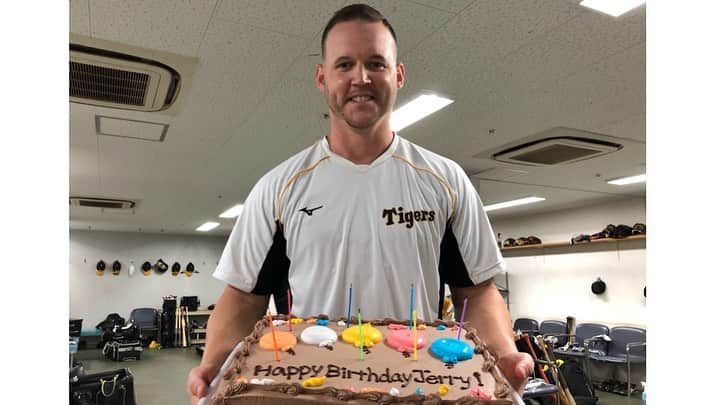 阪神タイガースさんのインスタグラム写真 - (阪神タイガースInstagram)「今日はサンズ選手34歳のお誕生日です‼︎  アメリカにいる奥様がサプライズで用意したバースデーケーキをサンズ選手にお届けし、 野手陣でお祝いをしました🎉  #ジェリーサンズ 選手 #34thbirthday  #happybirthday🎂  #おめでとうございます🎉  #サプライズバースデー #バースデーケーキ  #阪神タイガース #挑超頂」9月28日 16時16分 - hanshintigers_official