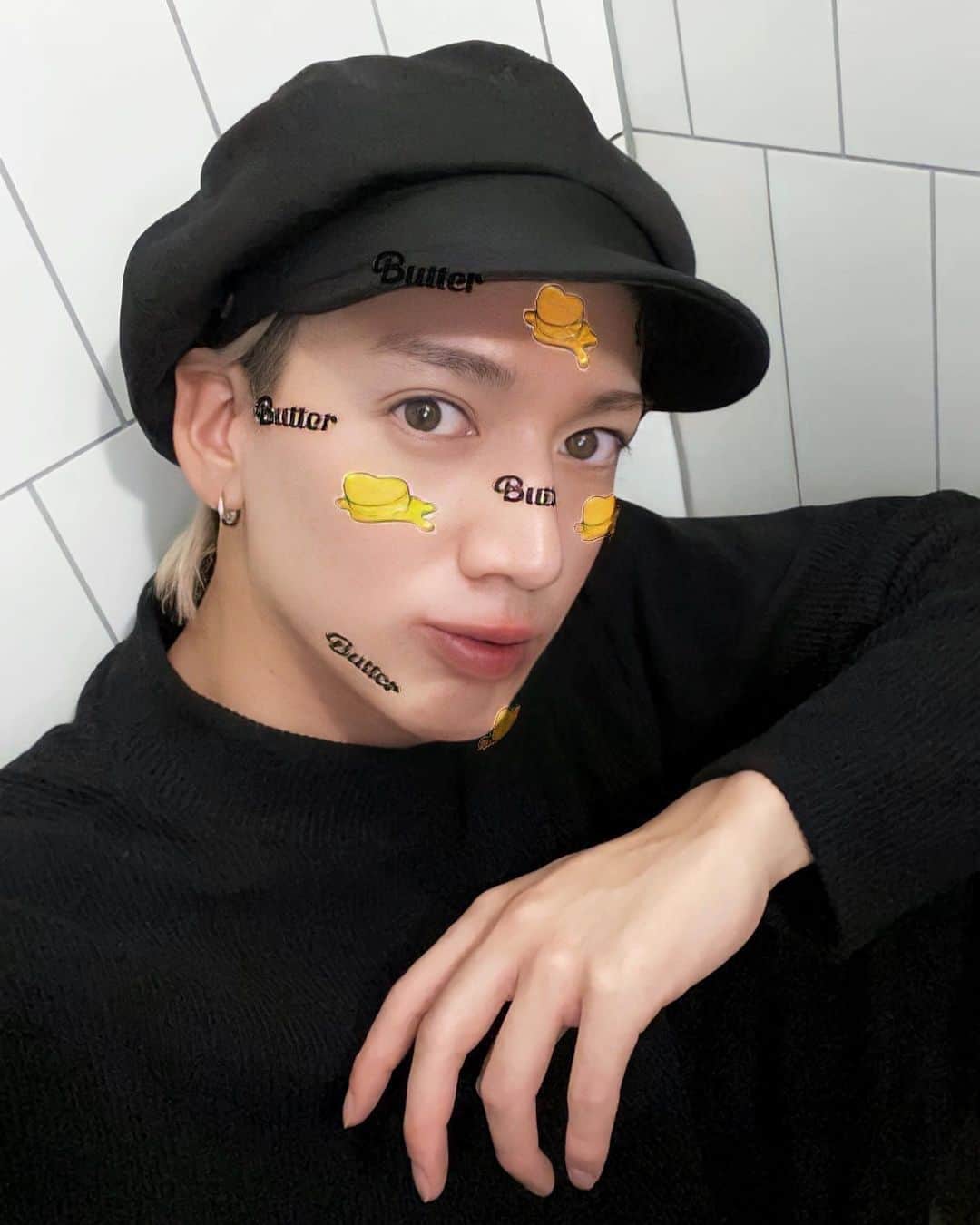 石黒慎太郎のインスタグラム：「盛れるフィルターと現実のオレ #bts #butter」