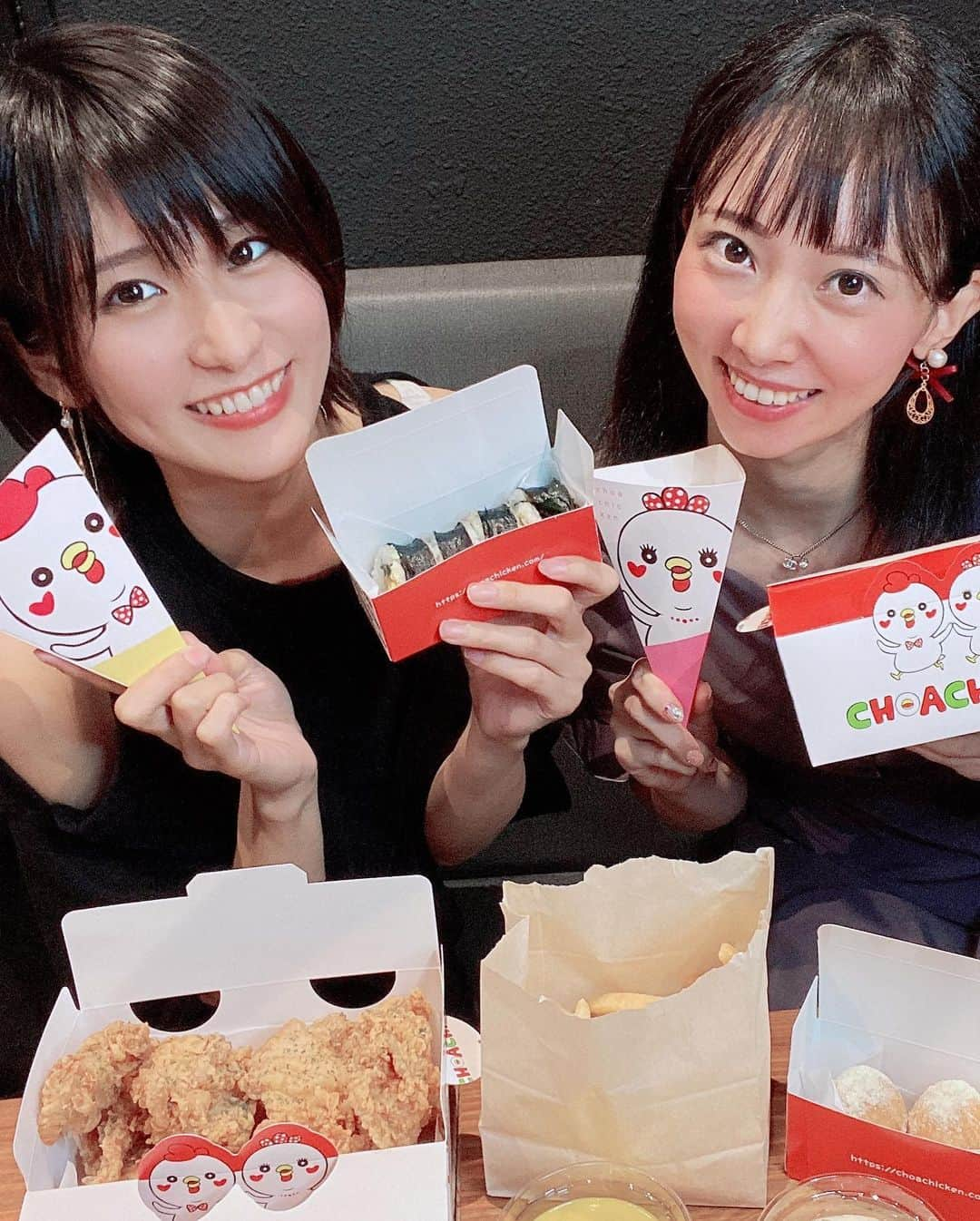 来栖うさこさんのインスタグラム写真 - (来栖うさこInstagram)「🐓💕  ８.１４にオープンした チョアチキン秋葉原店 @choachicken.akihabara に行ってきました🐔🔥  えみさんにも会えたし嬉しい☺️✨ サイン色紙も、書かせて貰いました‼️ 店内にあるのかな？見にいってね(≧∀≦)  マジでどの味も美味しかった🤤💕 店内綺麗でゆったりできるから 作業しながら食べるのにも良さそう！  メルマガ購読特典で フルorハーフのチキンを購入すると さらにハーフチョアチキン(¥1,390)がもらえる！ HPチェック〜🌟  https://tsuku2.jp/CHOAakihabara  オープニングスタッフとして 社員とアルバイトも募集中 らしいです🐰  #チョアチキン #チョアチキン秋葉原店 #韓国チキン #韓国料理屋 #ヤンニョムチキン #koreanchicken #秋葉原飲食店 #浅草橋飲食店 #キンパ #チーズボール #秋葉原 #浅草橋 #pr」9月28日 16時53分 - kurusu_usako