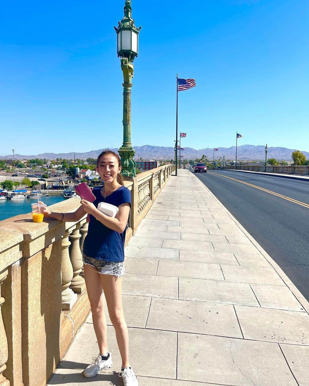 村主章枝さんのインスタグラム写真 - (村主章枝Instagram)「Lake Havasu is 2.5h from Las Vegas so I went there for little trip.  It is Colorado River border of California and Arizona. The city was established in 1963 by Robert P. McCullough. Here, you can do water sports, hiking, fishing, camping and more.   This bridge is called “London bridge”. McCullough bought it for US$2.5 million from the City of London when the bridge was replaced in 1968.   Can't believe this came across the sea more than 50 years ago.   ハヴァス湖はラスベガスから2.5時間のところにあるので、小旅行に行ってきました。 カリフォルニアとアリゾナの間にあるコロラド川の国境です。この都市は、1963年にロバートP.マッカローによって設立されました。  ここでは、ウォータースポーツ、ハイキング、釣り、キャンプなどができ、とてもお勧めです。  この橋は「ロンドン橋」と呼ばれている橋です。マッカロー氏が、1968年にロンドン橋が交換される際、ロンドン市から250万米ドルで購入したらしいです。 この橋が海を渡ってアメリカまで来て、50年以上使われているなんて、素晴らしいですね。 #londonbridge  #lakehavasu  #lakehavasucity」9月28日 16時57分 - fumie.suguri