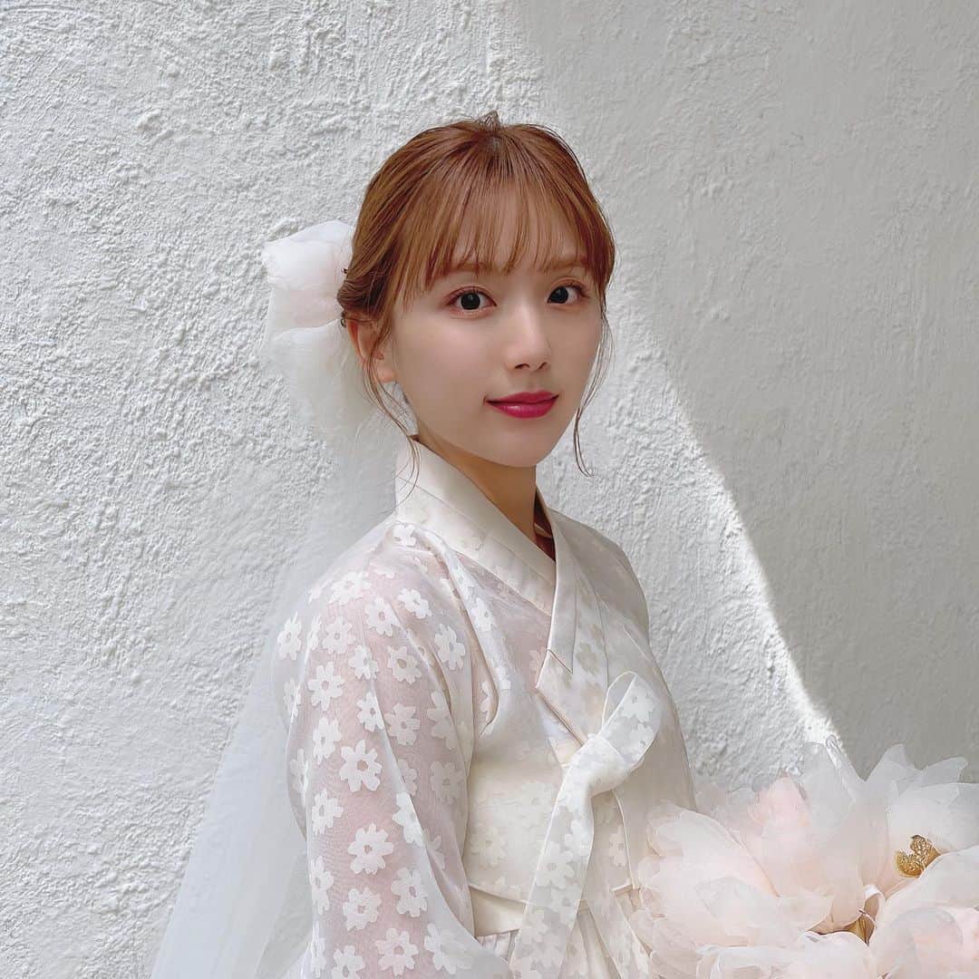 ひよんのインスタグラム：「👰‍♀️💛  今回のスタイルブックでは、やりたい！っていう撮影を たくさん叶えて頂いてとっても楽しかった🧡  本のデザインとかどの写真にするかとか 色々細かいこと沢山言ってしまったけど、 その分ステキな本が出来上がったと思うし、 本を手に取ってくれた方も 満足してくれていることを願ってる😂❤️  2冊目の #ひよん本 に携わってくれた全ての方々、 本当にありがとうございました😭💖  これは未来編でウェディングチョゴリを着た撮影だよ👰‍♀️💍 このチョゴリ本当に可愛かった🥺！！！ ウェディングドレスを本番で着る時が来るのだろうか。。笑  まだ見てない方は是非見てほしいな☺️❤️  #ひよん」