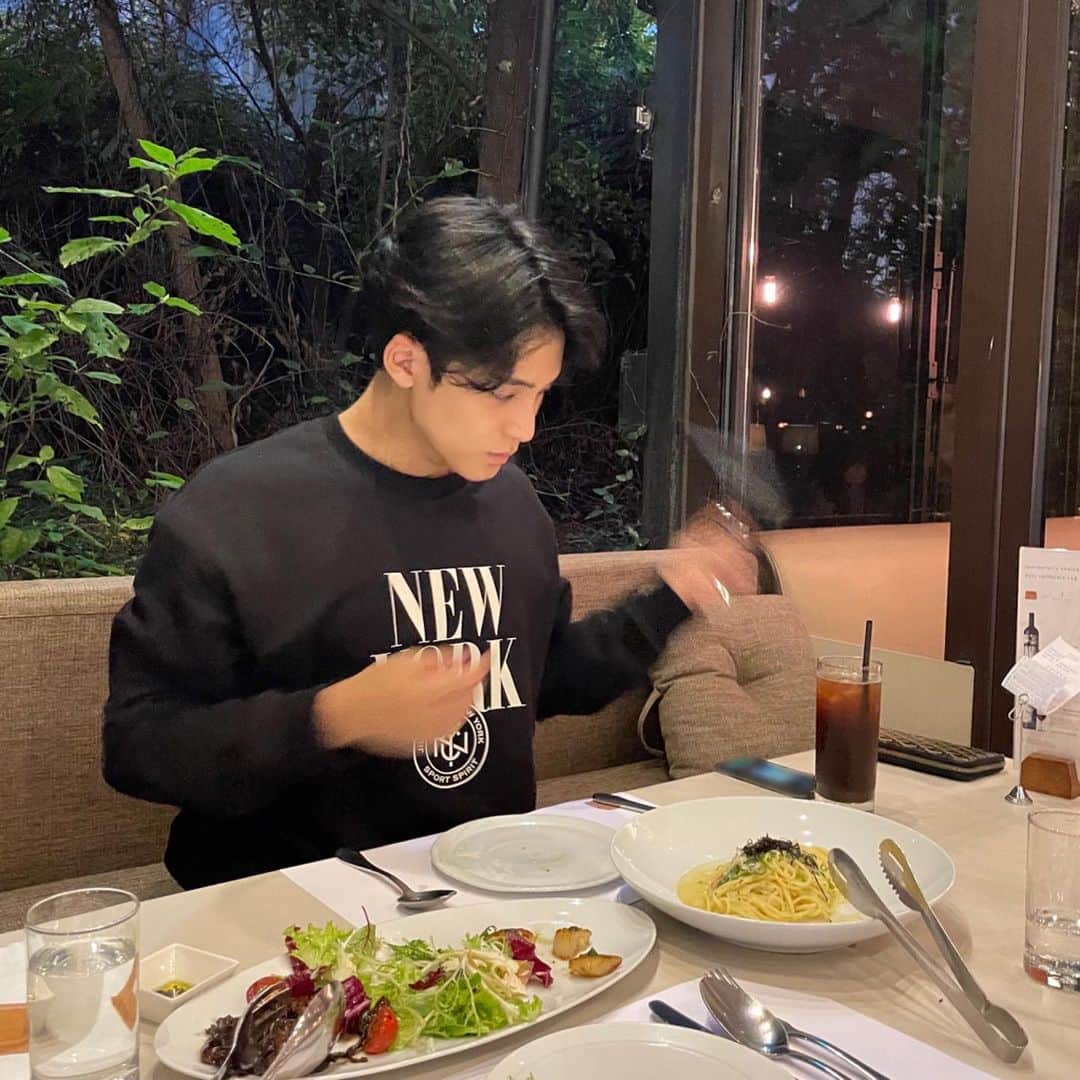 ミンギュのインスタグラム：「늦은 아침🤤」