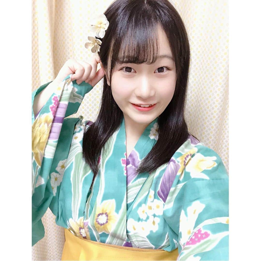羽乃花音さんのインスタグラム写真 - (羽乃花音Instagram)「何度も言うけど滑り込みセーフです！！！！ 今年も浴衣着てないな~て後悔したくないので思い立ったその日の夜1人で着て、写真撮って、TikTok撮って、ってしてたらお母さんにもう季節遅れだよって笑われました🥲 でもさ〜〜せっかく着たなら見せたいじゃん！！ 普段あんまり入れないカラコンもしてるから！！！！ 謎に気合い入ってます！！ だから載せちゃいました笑   ピンク と 緑 どっちが似合ってますか？💗💚 緑の方はお母さんが私くらいの時に着てたものなの！！  ＿＿＿＿＿＿＿＿＿＿＿＿＿＿＿＿＿＿＿＿＿＿＿＿  小さい頃から夏祭りが大好きで、各おばあちゃんの地域のお祭りに行っては、一緒に盆踊りしてたなぁ〜(まだおばあちゃん生きてるよ！) とにかく踊ることが好きだから盆踊りも大好きなの！！ 地域の盆踊りの練習会に夏休み中わざわざ参加して、やぐらの上で踊ってたこともあるくらい笑 (私みたいな中学生はほとんどいなくて、地域のおじいちゃんおばあちゃん達とわいわい楽しく踊ってたなぁ〜)  あとはストーリーでも少し話したけど打ち上げ花火も大好きなの！ 基本的に大きい音は得意じゃないんだけど、花火だけは違くて、もちろん華やかな花開くのを目で楽しむのも好きだけど、心臓に響くみたいな(?)鼓動を感じるのが好きなんだよなぁ  ＿＿＿＿＿＿＿＿＿＿＿＿＿＿＿＿＿＿＿＿＿＿＿＿  コロナ禍になるまでは毎年、夏祭りが欠かせなかったし、私の夏の醍醐味だったの。 だからここ数年は夏が終わるこの時期がなぜか寂しく感じます。  でも1つ言えるのは、今年はそんなことを考えるのが9月の終わり頃になるくらい充実してました☺️ OS☆Kで過ごしたからです。  来年はこのみんなで 大須夏祭り 出たいです！！！ そんな世の中になってることを願うばかりです。」9月28日 17時13分 - osk_kanon