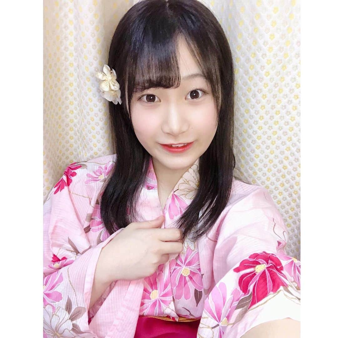 羽乃花音のインスタグラム：「何度も言うけど滑り込みセーフです！！！！ 今年も浴衣着てないな~て後悔したくないので思い立ったその日の夜1人で着て、写真撮って、TikTok撮って、ってしてたらお母さんにもう季節遅れだよって笑われました🥲 でもさ〜〜せっかく着たなら見せたいじゃん！！ 普段あんまり入れないカラコンもしてるから！！！！ 謎に気合い入ってます！！ だから載せちゃいました笑   ピンク と 緑 どっちが似合ってますか？💗💚 緑の方はお母さんが私くらいの時に着てたものなの！！  ＿＿＿＿＿＿＿＿＿＿＿＿＿＿＿＿＿＿＿＿＿＿＿＿  小さい頃から夏祭りが大好きで、各おばあちゃんの地域のお祭りに行っては、一緒に盆踊りしてたなぁ〜(まだおばあちゃん生きてるよ！) とにかく踊ることが好きだから盆踊りも大好きなの！！ 地域の盆踊りの練習会に夏休み中わざわざ参加して、やぐらの上で踊ってたこともあるくらい笑 (私みたいな中学生はほとんどいなくて、地域のおじいちゃんおばあちゃん達とわいわい楽しく踊ってたなぁ〜)  あとはストーリーでも少し話したけど打ち上げ花火も大好きなの！ 基本的に大きい音は得意じゃないんだけど、花火だけは違くて、もちろん華やかな花開くのを目で楽しむのも好きだけど、心臓に響くみたいな(?)鼓動を感じるのが好きなんだよなぁ  ＿＿＿＿＿＿＿＿＿＿＿＿＿＿＿＿＿＿＿＿＿＿＿＿  コロナ禍になるまでは毎年、夏祭りが欠かせなかったし、私の夏の醍醐味だったの。 だからここ数年は夏が終わるこの時期がなぜか寂しく感じます。  でも1つ言えるのは、今年はそんなことを考えるのが9月の終わり頃になるくらい充実してました☺️ OS☆Kで過ごしたからです。  来年はこのみんなで 大須夏祭り 出たいです！！！ そんな世の中になってることを願うばかりです。」