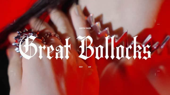 ジャスティンデイビスのインスタグラム：「⠀ JUSTIN DAVIS 20th ANNIVERSARY COLLECTION GREAT BOLLOCKS  20周年を迎えたジャスティン デイビスがアニバーサリーコレクション「GREAT BOLLOCKS」を発表。 自由な精神に基づいたデザインをベースに既存のルールやスタイルを壊し 新しい発想により生み出された数々のコレクションが登場します。 音楽や様々なシーンから切り取られたジュエリーは ノイズウェーブ、Fワード、スカル、ベアをはじめ、一つ一つの作品には手に取られた方を笑顔にする ギミックとメッセージが込められています。 ジャスティン デイビスのヒストリーに燦然と並ぶ、名盤となる記念すべきコレクションです。 固定概念を超えたモノ作りは劇的におもしろく、夢中にさせるパワーがあります。 単なる遊び心ではなく、そこにはクラフトマンシップに溢れた熱いマインドが投影されており 何を発信し、伝えたいかを明確に表現してくれる技術力の持ち味が存分に感じられる作品となっています。 ⠀ 2021年9月30日(木)より発売開始  <取り扱い店舗> ⠀ ジャスティン デイビス全国直営店 ⠀ オンラインストア    Director：Takahito Matsuno (maxilla) @mtsssn Assistant Director, Editor：Kazuya Futagoishi (maxilla) @nagominternet Producer：Luna Goto (maxilla) @lunagoto Cinematographer：Junpei Suzuki @junpeisuzuki155 Lighting Director：Kazuhide Toya @kazuhidetoya Stylist：Yoh U @yang_yu0924 Hair&Makeup：Taeko Suda @taeko_suda Music：KZMT @kazumatakahashi Model：URA (BE NATURAL) @urasann  #JUSTINDAVIS20thAnniversary #justindavis」