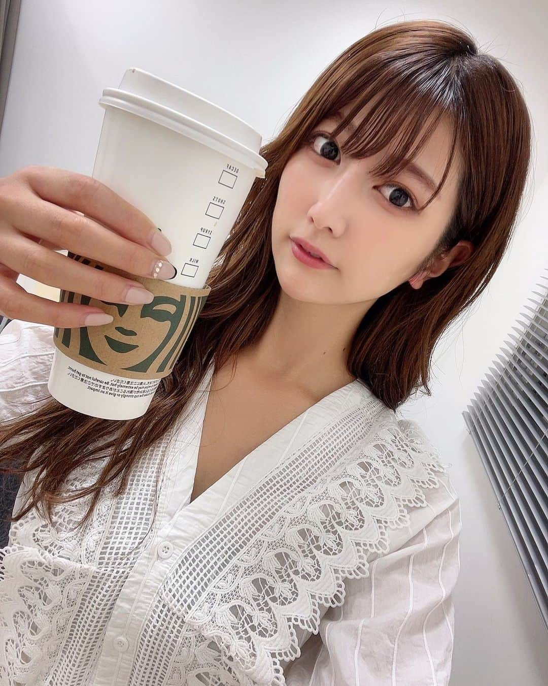 瀧山あかねさんのインスタグラム写真 - (瀧山あかねInstagram)「スターバックスの一番大きいサイズ だいたい、いつも頼むのはホットコーヒーにミルクを入れてもらう飲み物です(正式名称なんだろ？？？) ⁡ 明日は久しぶりにスタジオを飛び出して、あるところへ行ってきます。ただいまお勉強中。 ⁡ 最近寒かったり暑かったりでお洋服、難しいですね😲」9月28日 17時37分 - takiyama_akane