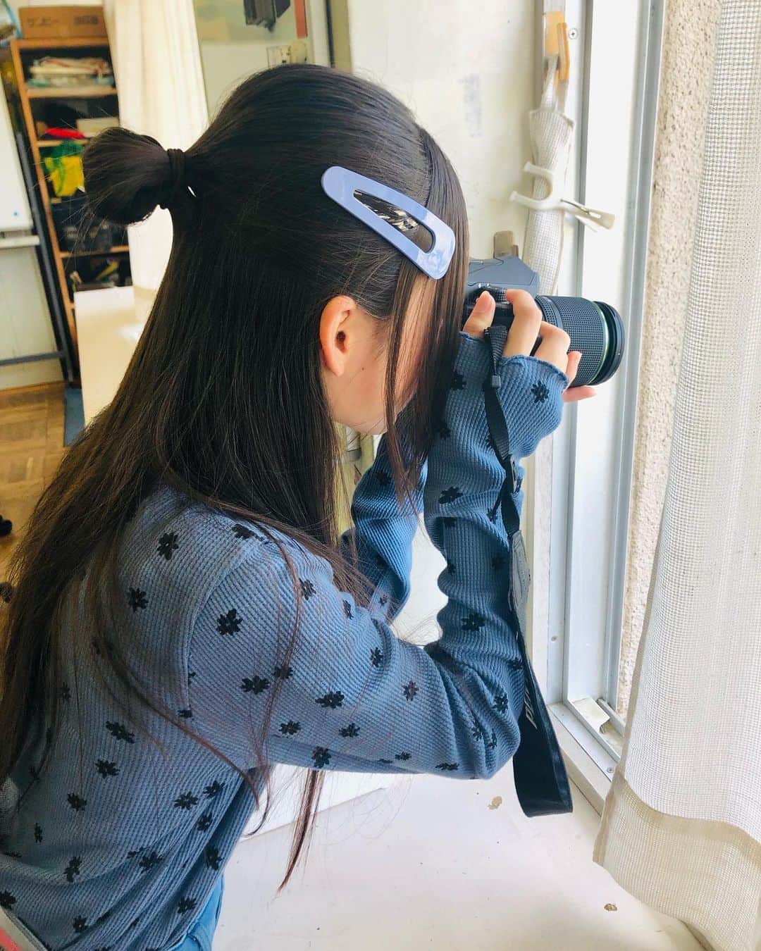 ニコ☆プチのインスタグラム：「📸  レンズをじーっとのぞきこむ真剣なプチ㋲…！！ 誰でしょう？😙  #答えは3枚目」
