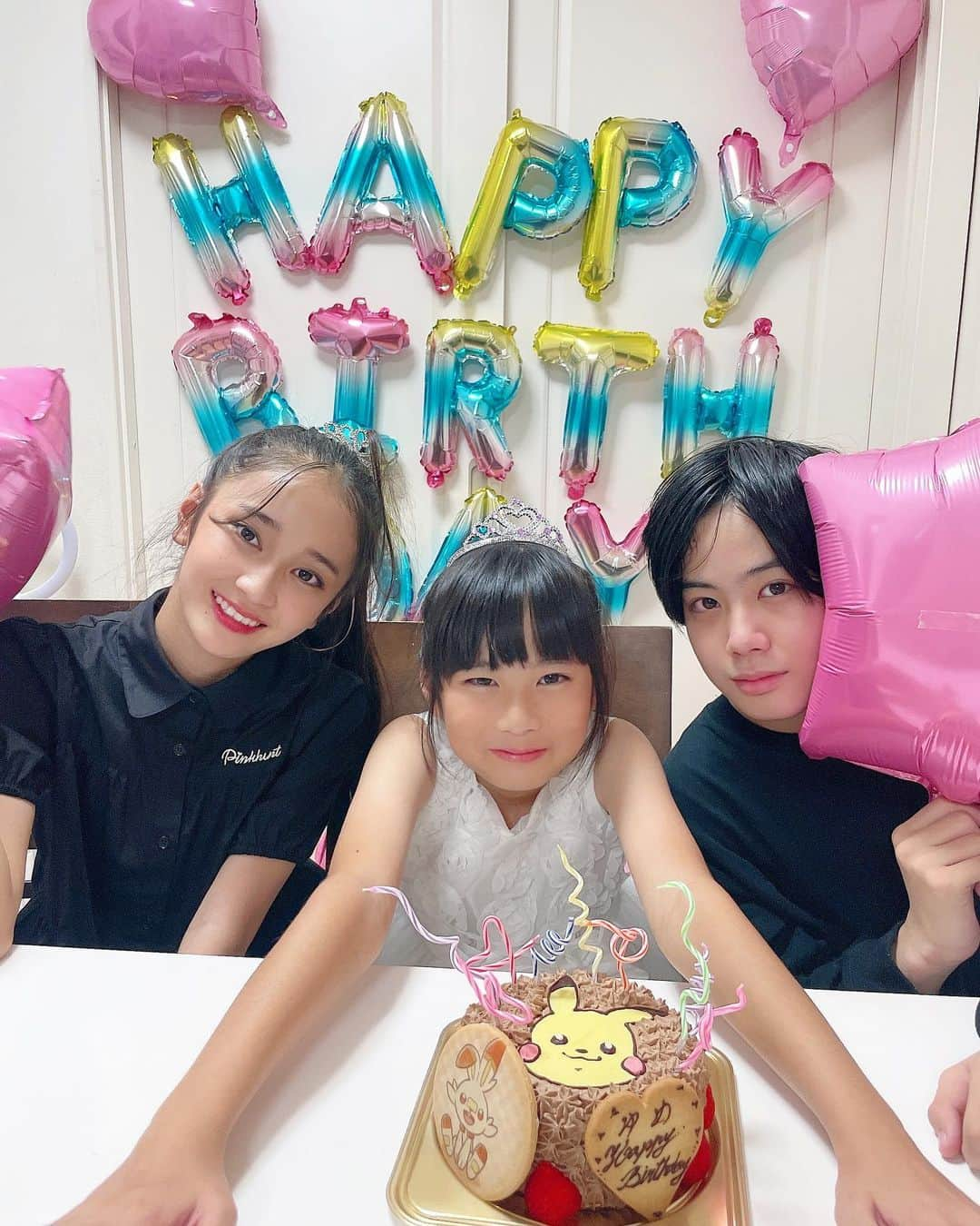 みゆはくのインスタグラム：「. yume♡happybirthday♡9歳♡ 昨日誕生日だったんだけど、バタバタして今日😭ゆめにまでDMや動画ありがとうございます♡ ゆめに見せたら喜んでました♡ 写真撮るのが好きではなく、昨日撮った写真も5枚くらい😭 これからもゆめらしく♡biglove...  飾りつけ @fam.fam.fam2018  いつもありがとうございます♡  #happybirthday #happy#smile #instagood #instagram #instafashion #fashion #instalike #instalove #instafood #love」