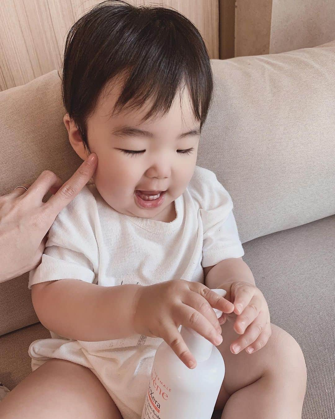 さっぴちゃんのインスタグラム：「... . 最近マザコン度増し増しで可愛い人👶🏼ˎˊ˗ . この度ご縁があり、アベンヌのボディケアクリームと ボディミルクをお試しさせていただきました👶🏼🤍 . ✔︎トリクセラNTフルイドクリーム(無香料) 400ml 5280円(税込) ✔︎トリクセラNTフルイドミルク(香り付き) 400ml 5280円(税込) . 肌にいい水、アベンヌ温泉水配合で 生後1ヶ月〜大人まで使えるし 敏感肌用なので、肌が弱い赤ちゃんにも優しい♡ . ちなみにがっくんは、ムチムチさんですが 3プッシュで全身〜顔まで塗り終わるくらい 伸びが良いのにしっとりする(ˊᵕˋ)🤍ˎˊ˗ . クリームもミルクも質感は変わらず 塗りやすいけど、フルイドミルクの香りが凄い良くて 子ども達2人と一緒に私もケアして 良い香りに包まれながらリラックスできるので 個人的にお勧め☺️♡♡ . . #アベンヌ #アベンヌボディケア #たまひよ #ベビースキンケア #PR  @tamahiyoinsta .」