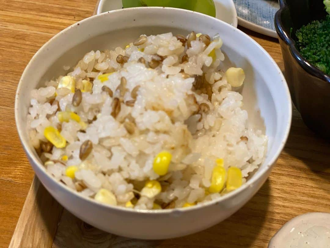 クロさんのインスタグラム写真 - (クロInstagram)「昨日の晩御飯👩🏽‍🍳🤍 ⁡ ✔︎秋刀魚と鮎の塩焼き ✔︎ほうれん草、しめじ、にんじんの白和え ✔︎ナスの焼き浸し（家庭菜園の大葉を添えて） ✔︎長ネギ豆腐わかめのお味噌汁 ✔︎玄米スーパー大麦ご飯 ✔︎スーパー大麦入りとうもろこしごはん ✔︎シャインマスカット でした！！ ⁡ ほっておくとお肉になりがちなのでおうちではお魚と思いつつ、ね、お肉って美味しいよね。 ⁡ 今月からピルを飲み始めていて、頭痛が減ることに期待していましたが全然減らない。 昨日も夕方前から頭痛くなってきて、そんな中夕飯作るの疲れた。ご飯作りって本当疲れるし、時間取られるし、そんなに美味しいわけでもないしマジで毎日お弁当頼んでる友達最強だわっっっ ⁡ 大葉がはえすぎて、なんかシワシワだよ？ お水が足りてない？ 重なりすぎて下の方の子は元気もないよ？？ ⁡ #定食ご飯 #お魚ご飯 #今日の晩御飯 #つくりおき食堂まりえ #お家ごはん #おうちごはん #時短ご飯 #dinner #簡単レシピ #レシピ #電子レンジご飯 #時短レシピ#yummy #delistagrammer #homecooking #tokyo #japanesefood #instafood #foodstagram #クロリサ的自炊 #おうちご飯 #クッキングラム #晩ごはん #instagood #instalike #tokyo #可愛い #大好き」9月28日 11時21分 - kuro_risa