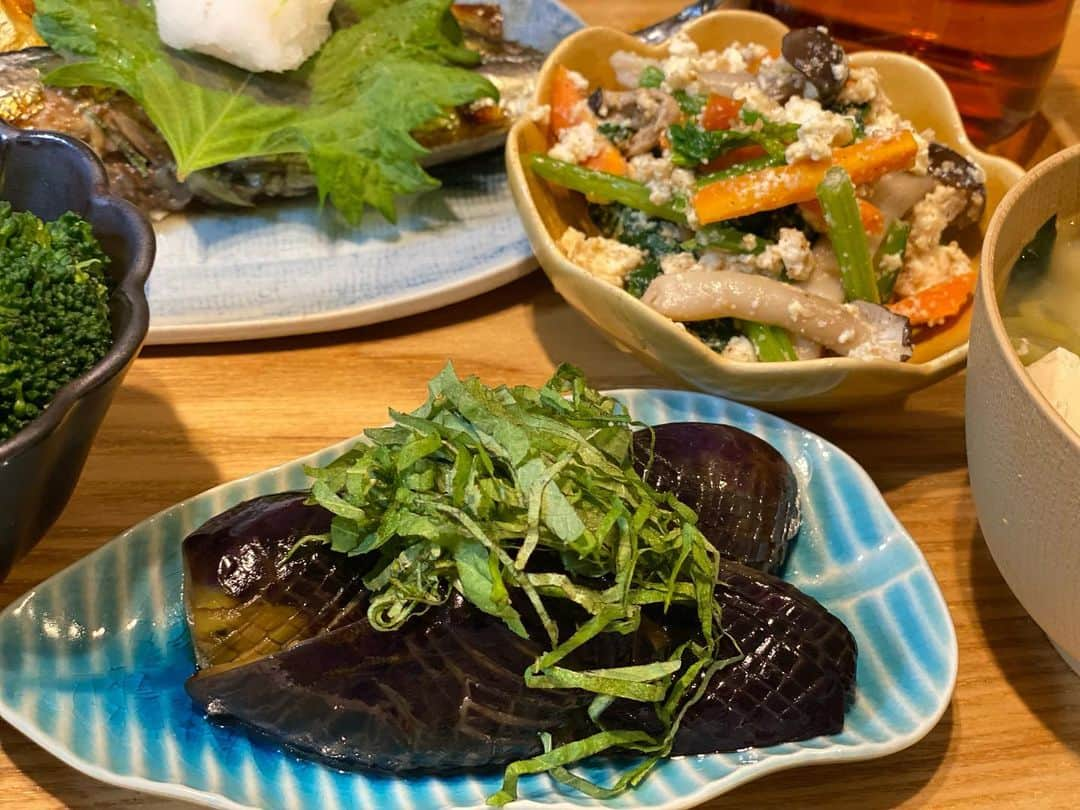 クロさんのインスタグラム写真 - (クロInstagram)「昨日の晩御飯👩🏽‍🍳🤍 ⁡ ✔︎秋刀魚と鮎の塩焼き ✔︎ほうれん草、しめじ、にんじんの白和え ✔︎ナスの焼き浸し（家庭菜園の大葉を添えて） ✔︎長ネギ豆腐わかめのお味噌汁 ✔︎玄米スーパー大麦ご飯 ✔︎スーパー大麦入りとうもろこしごはん ✔︎シャインマスカット でした！！ ⁡ ほっておくとお肉になりがちなのでおうちではお魚と思いつつ、ね、お肉って美味しいよね。 ⁡ 今月からピルを飲み始めていて、頭痛が減ることに期待していましたが全然減らない。 昨日も夕方前から頭痛くなってきて、そんな中夕飯作るの疲れた。ご飯作りって本当疲れるし、時間取られるし、そんなに美味しいわけでもないしマジで毎日お弁当頼んでる友達最強だわっっっ ⁡ 大葉がはえすぎて、なんかシワシワだよ？ お水が足りてない？ 重なりすぎて下の方の子は元気もないよ？？ ⁡ #定食ご飯 #お魚ご飯 #今日の晩御飯 #つくりおき食堂まりえ #お家ごはん #おうちごはん #時短ご飯 #dinner #簡単レシピ #レシピ #電子レンジご飯 #時短レシピ#yummy #delistagrammer #homecooking #tokyo #japanesefood #instafood #foodstagram #クロリサ的自炊 #おうちご飯 #クッキングラム #晩ごはん #instagood #instalike #tokyo #可愛い #大好き」9月28日 11時21分 - kuro_risa